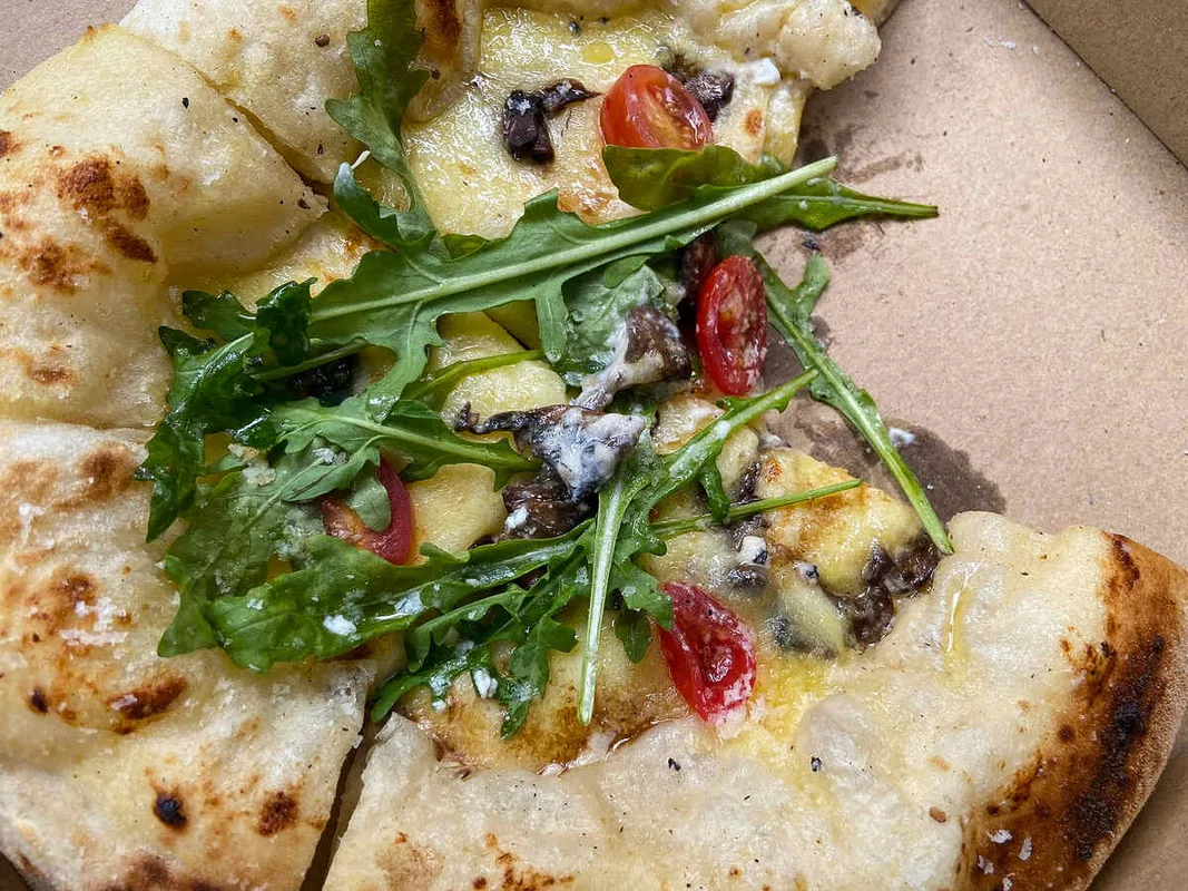 FiftyFifty Pizza Coffee: Khám Phá Pizza Neapolitan Giá Tốt Tại Kuala Lumpur