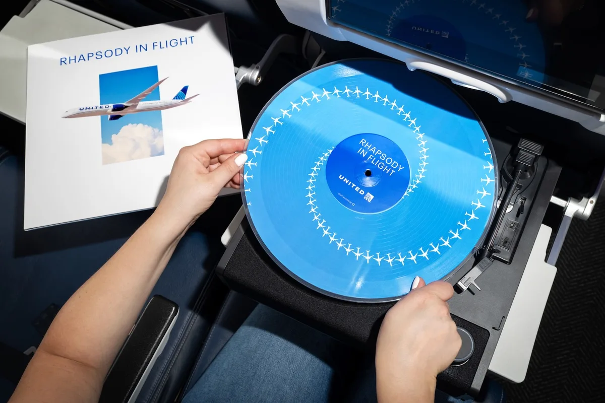 Giày Adidas Đặc Biệt Nhân Dịp 100 Năm United Airlines: Bạn Có Thể Chỉ Ngắm Thôi!