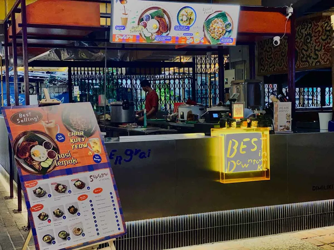 Góc Ăn Uống Siêu Ngon Tại REXKL: Nasi Lemak và Char Kuey Teow Tại Supergrai!