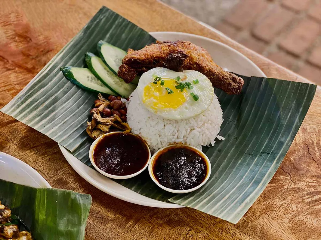 Góc Ăn Uống Siêu Ngon Tại REXKL: Nasi Lemak và Char Kuey Teow Tại Supergrai!