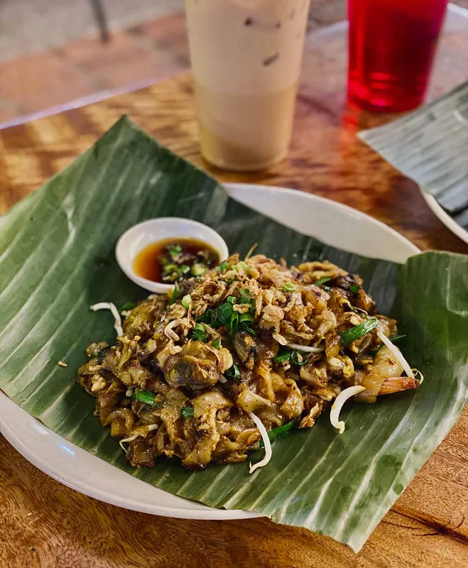 Góc Ăn Uống Siêu Ngon Tại REXKL: Nasi Lemak và Char Kuey Teow Tại Supergrai!