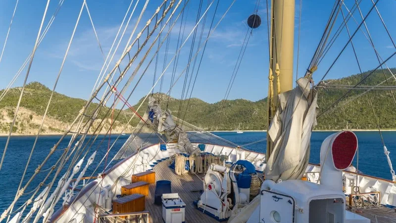 Hành Trình Trên Royal Clipper: Chuyến Đi Không Dành Cho Người Thích Tàu To