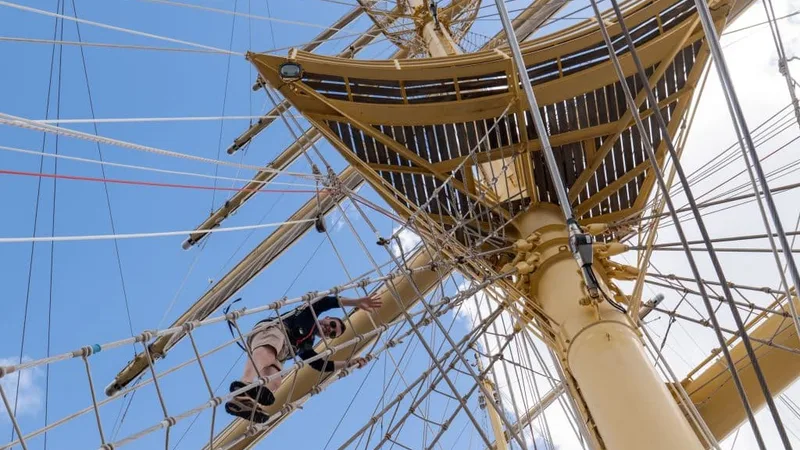 Hành Trình Trên Royal Clipper: Chuyến Đi Không Dành Cho Người Thích Tàu To