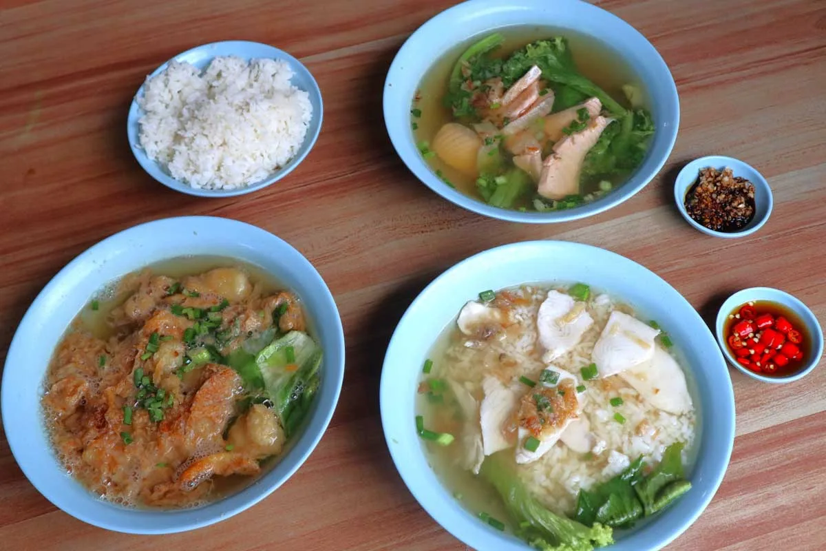 Hương vị cá hồi trong bát cháo cá tại Mei Fa Fish Porridge Soup