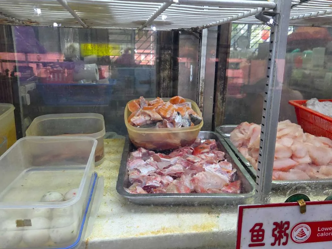 Hương vị cá hồi trong bát cháo cá tại Mei Fa Fish Porridge Soup