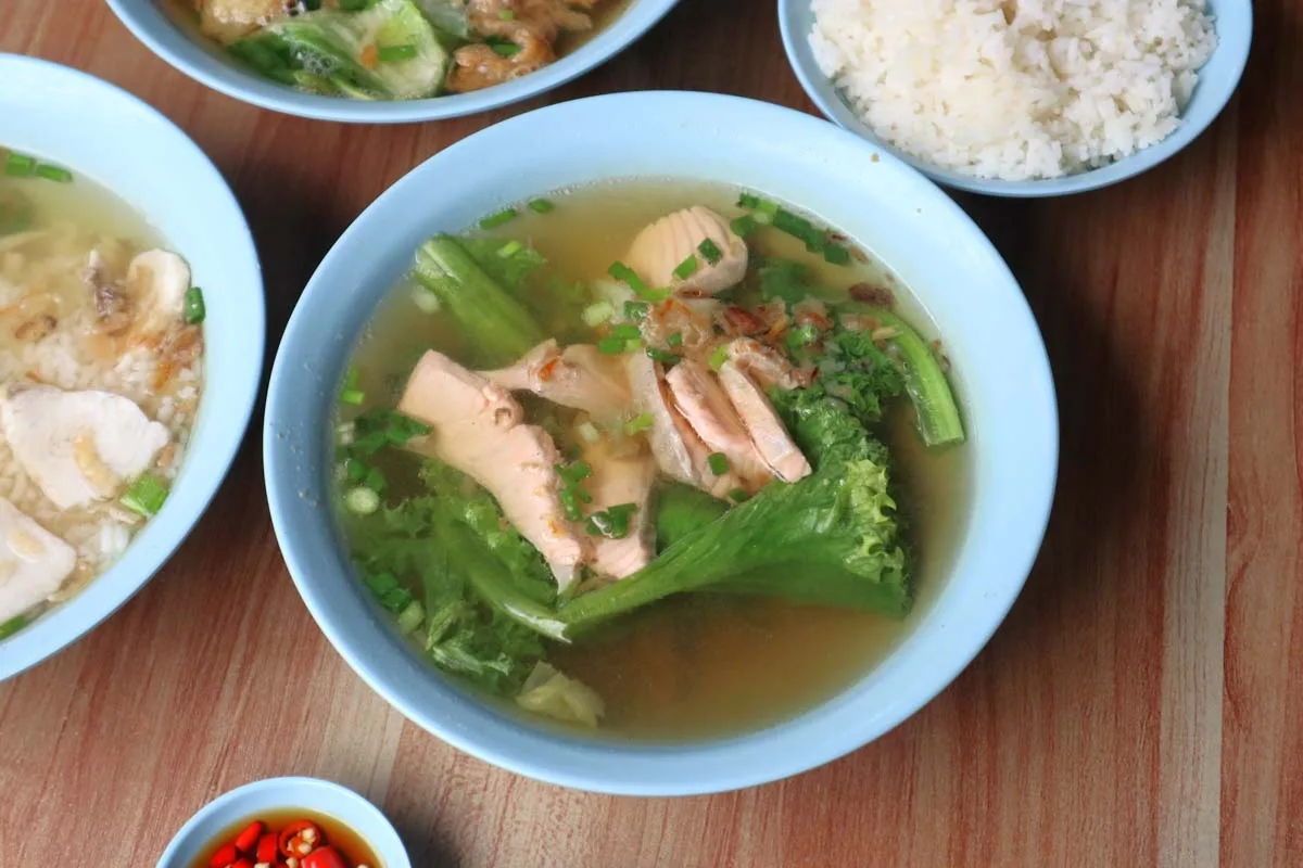Hương vị cá hồi trong bát cháo cá tại Mei Fa Fish Porridge Soup