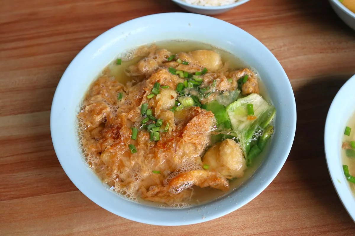 Hương vị cá hồi trong bát cháo cá tại Mei Fa Fish Porridge Soup