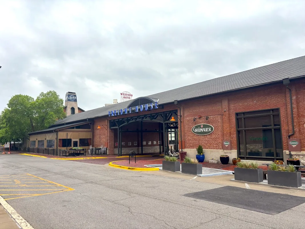 Khách Sạn Crossroads: Nơi Gặp Gỡ Của Du Khách Và Cộng Đồng Tại Kansas City