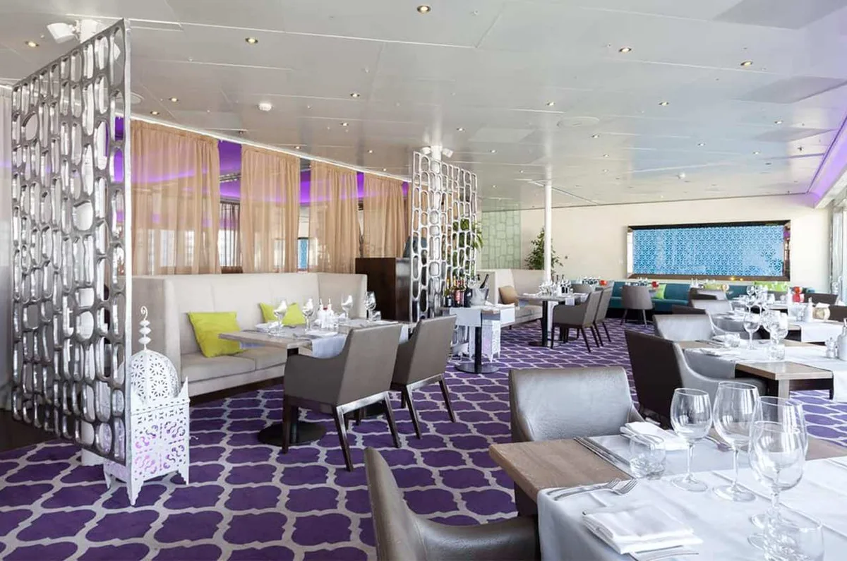 Khách sạn Nổi 5 Sao Sunborn: Trải Nghiệm Đẳng Cấp Tại Gibraltar