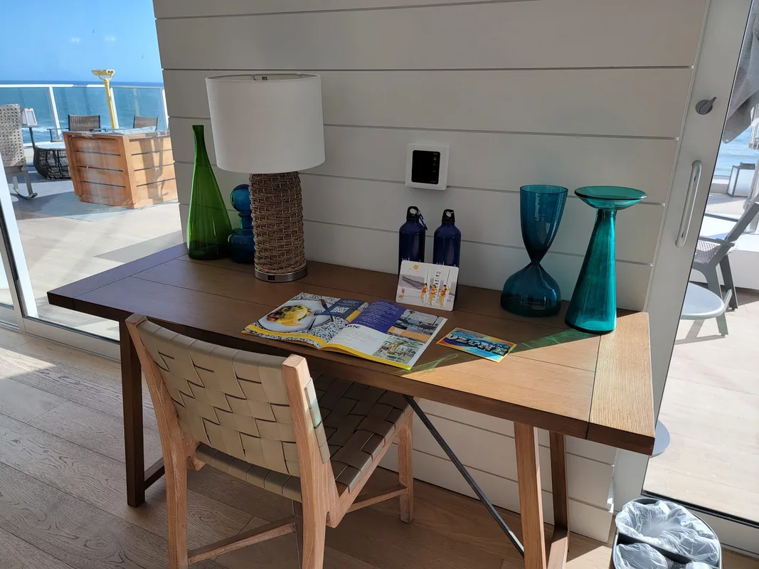 Khách Sạn Westin Detroit Thay Nước Đóng Chai Miễn Phí Bằng Carafe Trống?