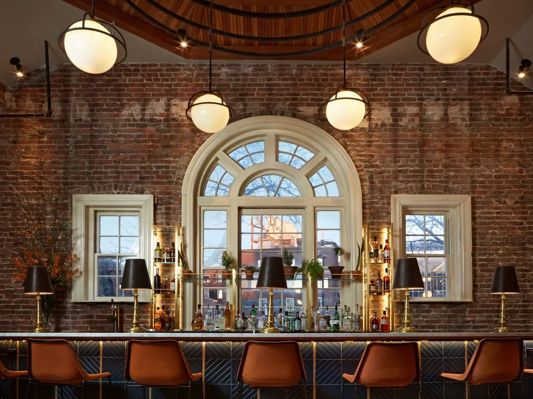 Khám Phá 23 Quán Bar Nổi Bật Tại Boston: Từ Speakeasies Đến Rượu Vang Tự Nhiên
