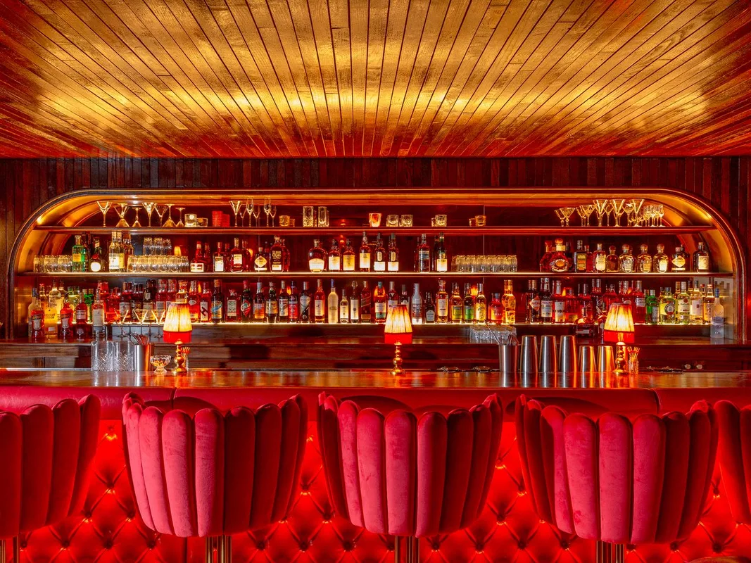 Khám Phá 23 Quán Bar Nổi Bật Tại Boston: Từ Speakeasies Đến Rượu Vang Tự Nhiên