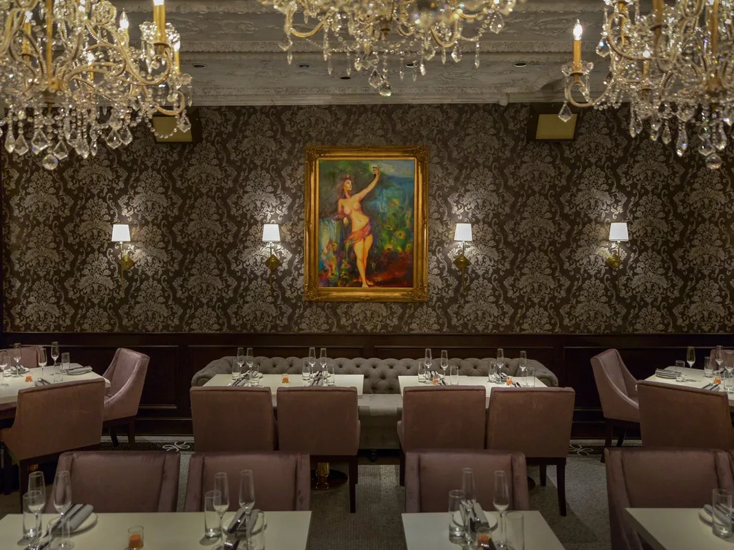 Khám Phá 23 Quán Bar Nổi Bật Tại Boston: Từ Speakeasies Đến Rượu Vang Tự Nhiên