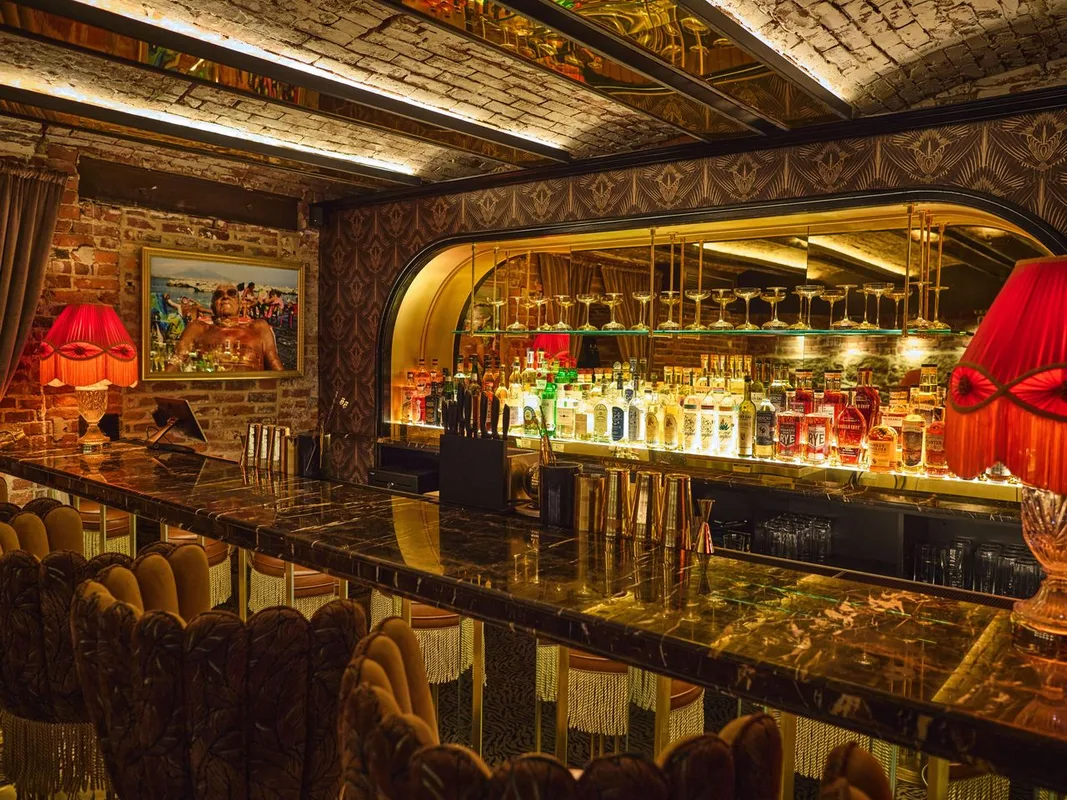 Khám Phá 23 Quán Bar Nổi Bật Tại Boston: Từ Speakeasies Đến Rượu Vang Tự Nhiên