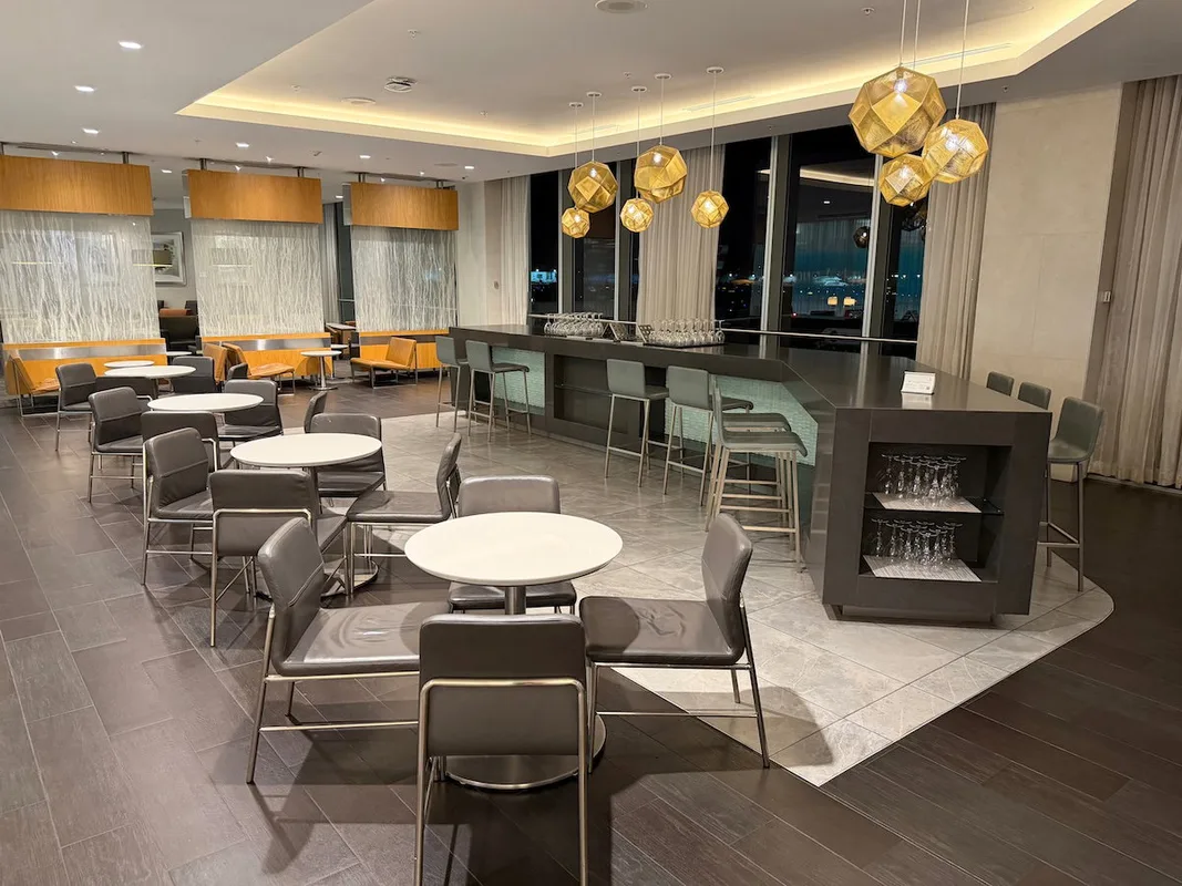 Khám Phá American Flagship Lounge Tại Sân Bay Miami