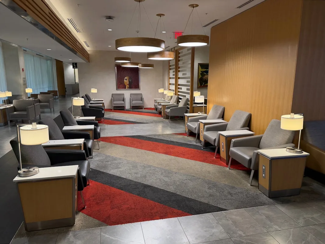 Khám Phá American Flagship Lounge Tại Sân Bay Miami