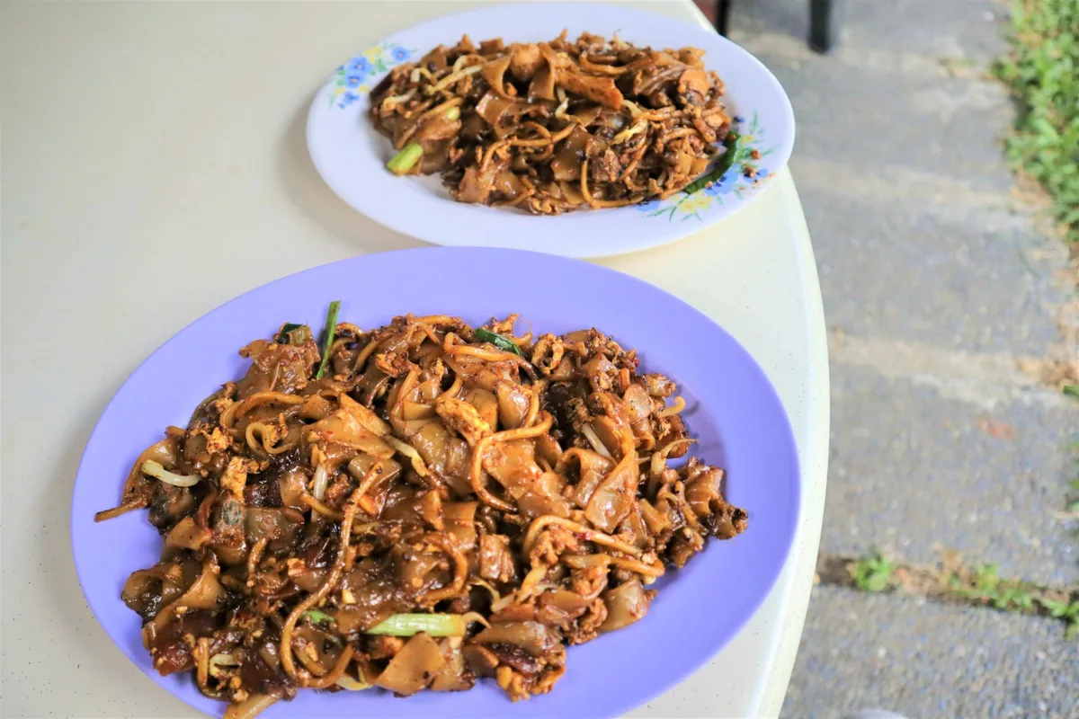 Khám Phá Armenian Street Char Kway Teow: Món Ăn Từ Lòng Đất Singapore