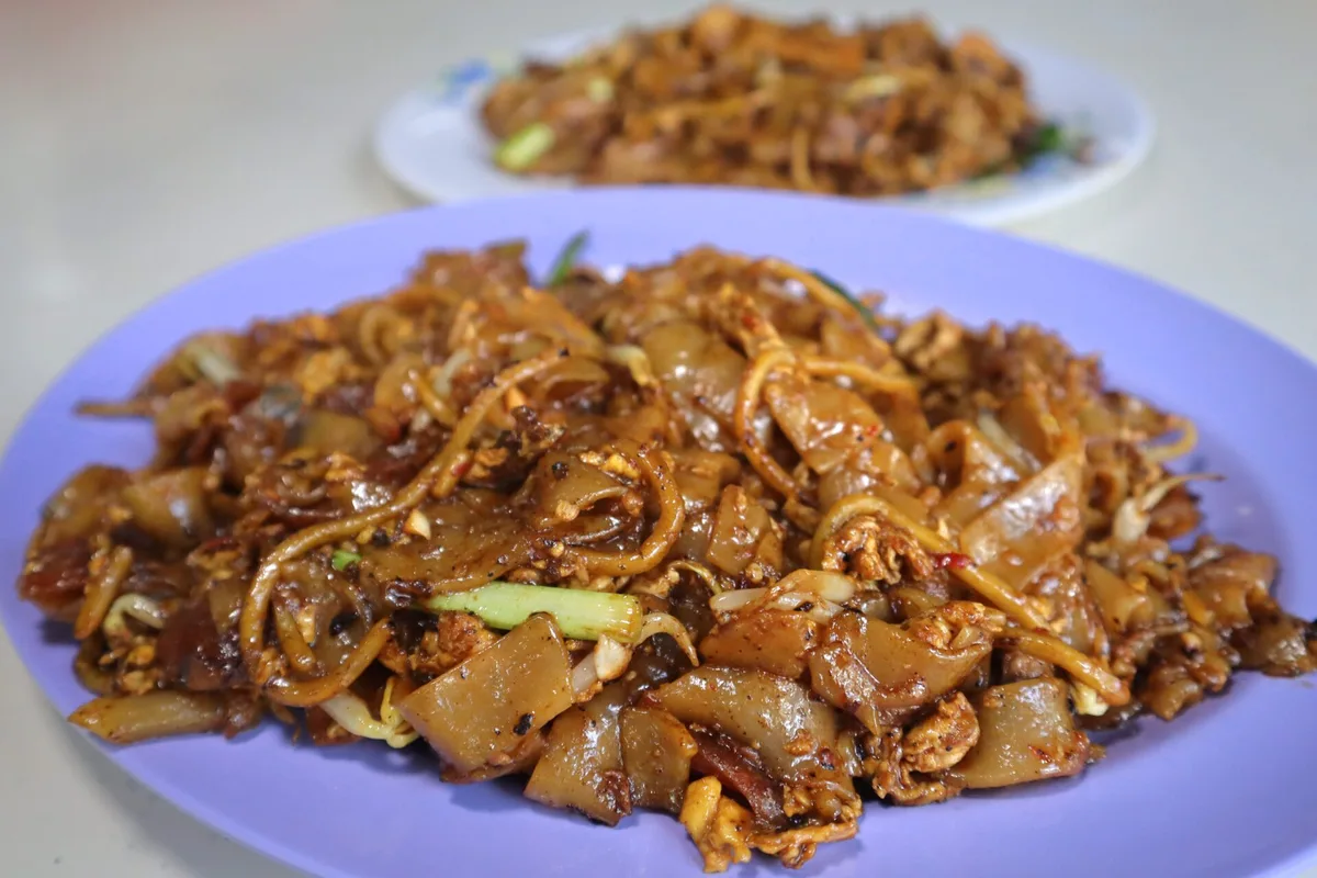 Khám Phá Armenian Street Char Kway Teow: Món Ăn Từ Lòng Đất Singapore