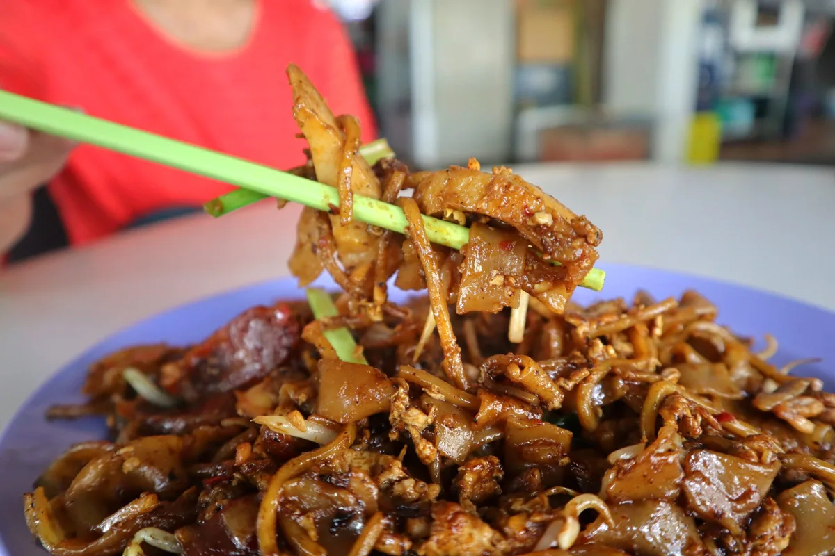 Khám Phá Armenian Street Char Kway Teow: Món Ăn Từ Lòng Đất Singapore