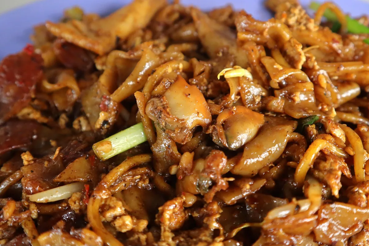 Khám Phá Armenian Street Char Kway Teow: Món Ăn Từ Lòng Đất Singapore