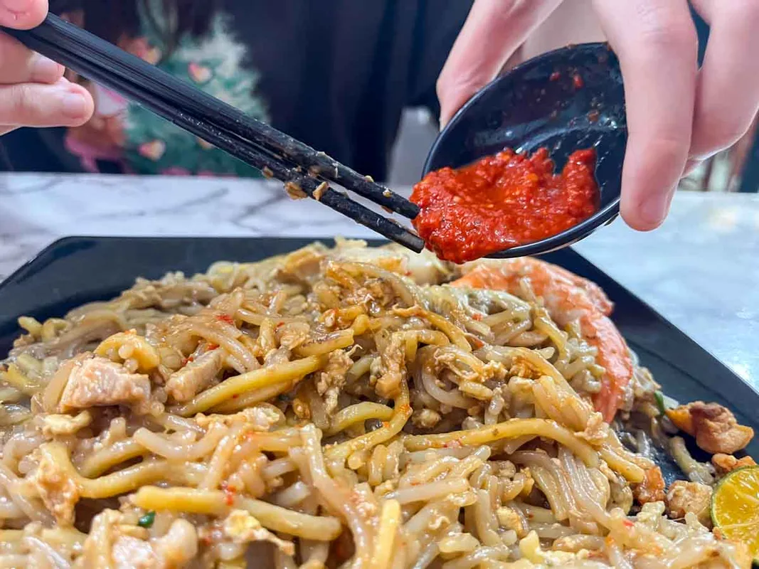 Khám Phá Bao Er Cafe: Hokkien Mee Hảo Hạng và Kaya Toast Ngon Tại Singapore