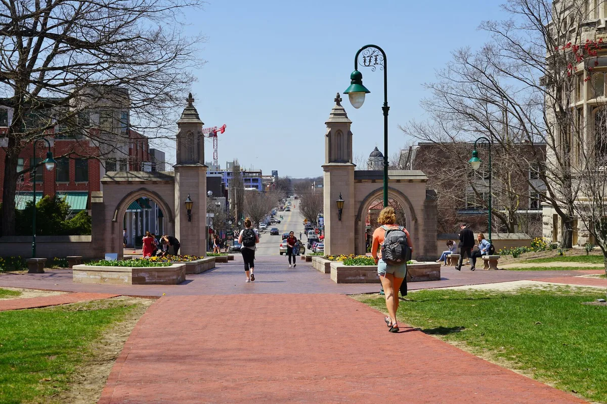 Khám Phá Bloomington, Indiana - Nơi Đắm Chìm Trong Bóng Rổ Hoosier