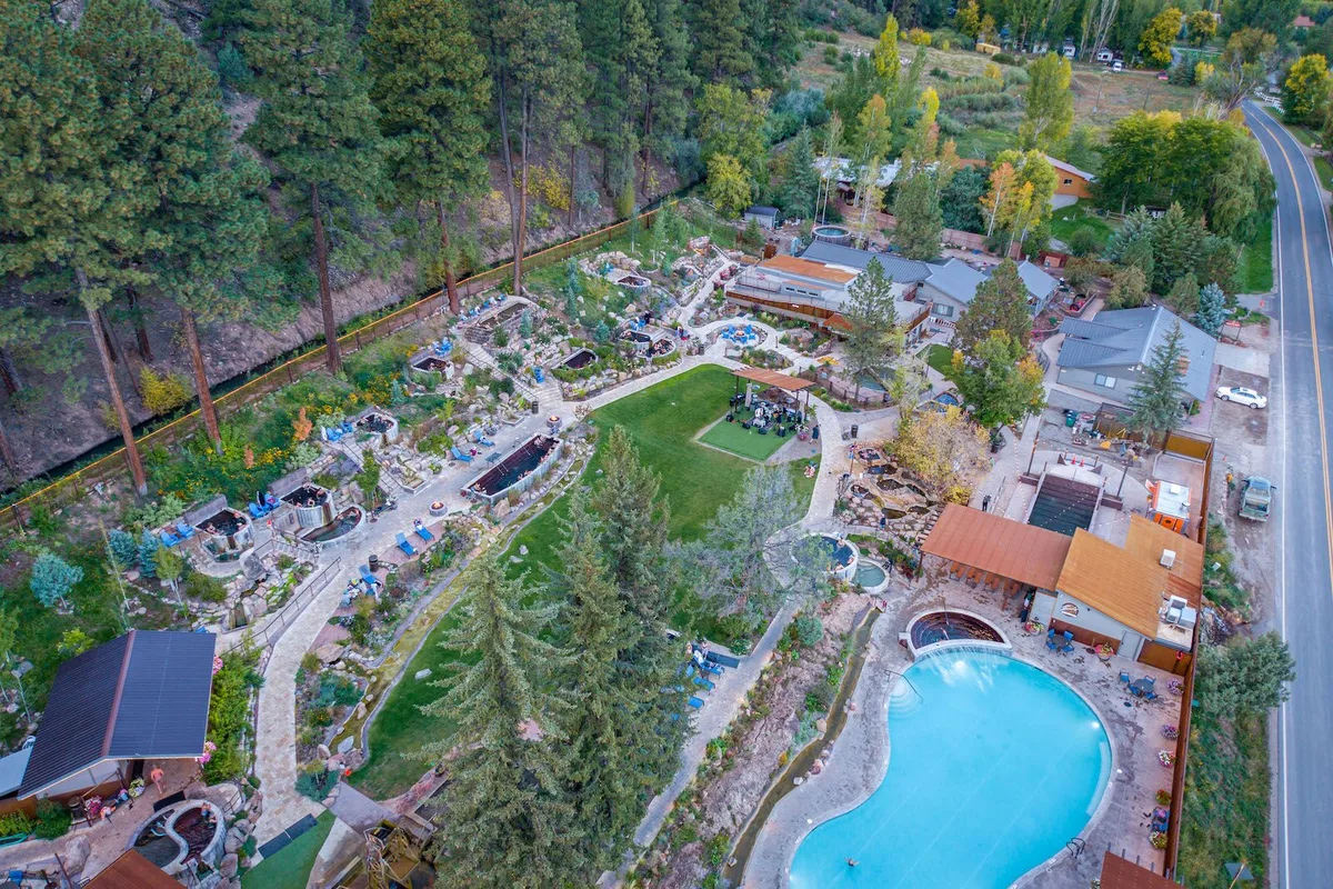 Khám Phá Các Suối Nước Nóng Tuyệt Vời Tại Colorado: Địa Điểm Không Thể Bỏ Qua