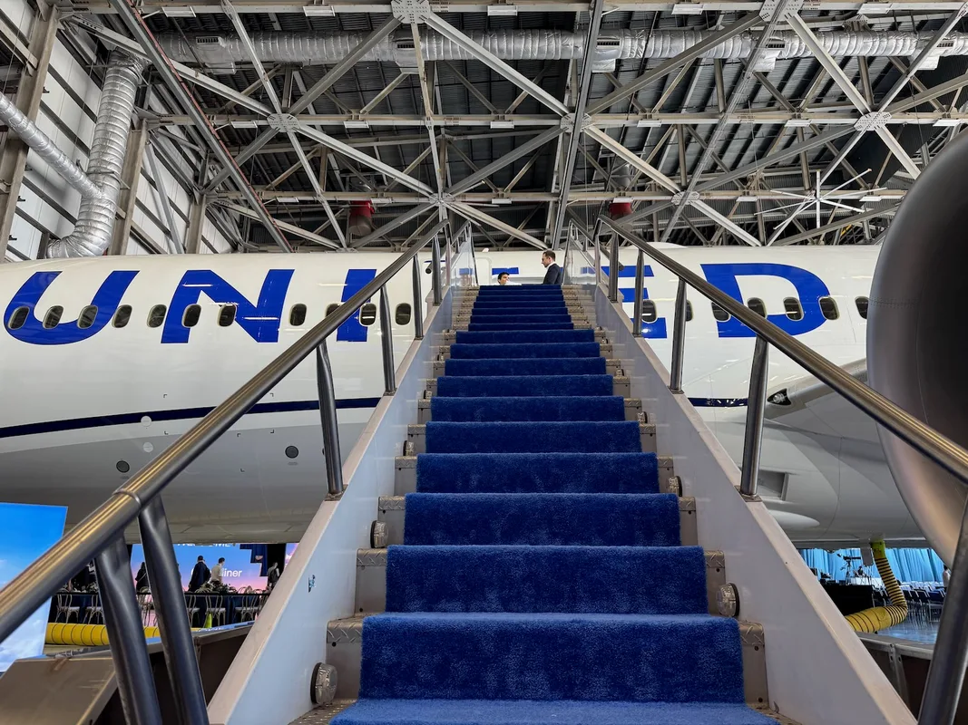 Khám Phá Chuyến Bay Sang Trọng Trên United Airlines 787-9