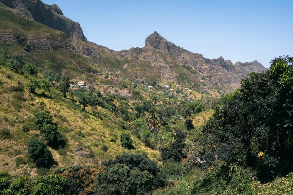 Khám Phá Đảo Santiago: Hành Trình Văn Hóa và Thiên Nhiên Cape Verde