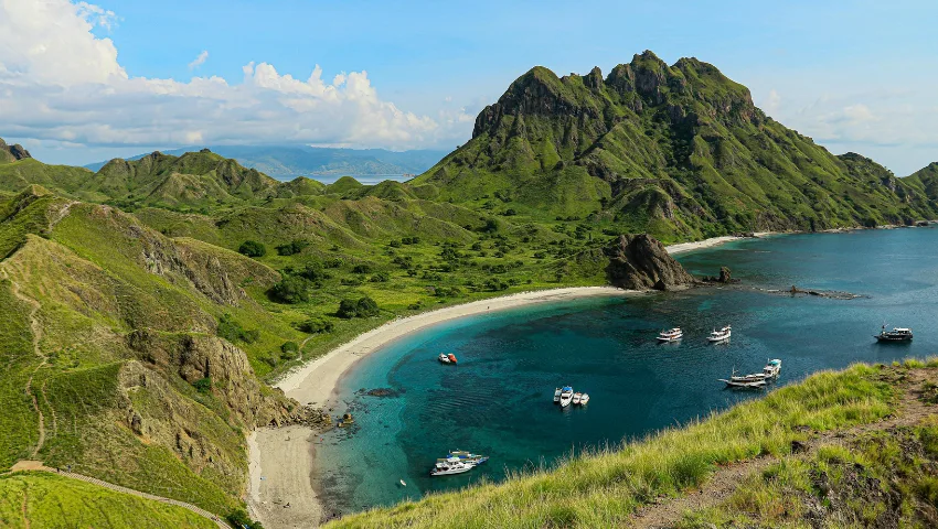 Khám Phá Du Thuyền Indonesia: Lựa Chọn Tàu, Lộ Trình và Phù Hợp Với Du Khách