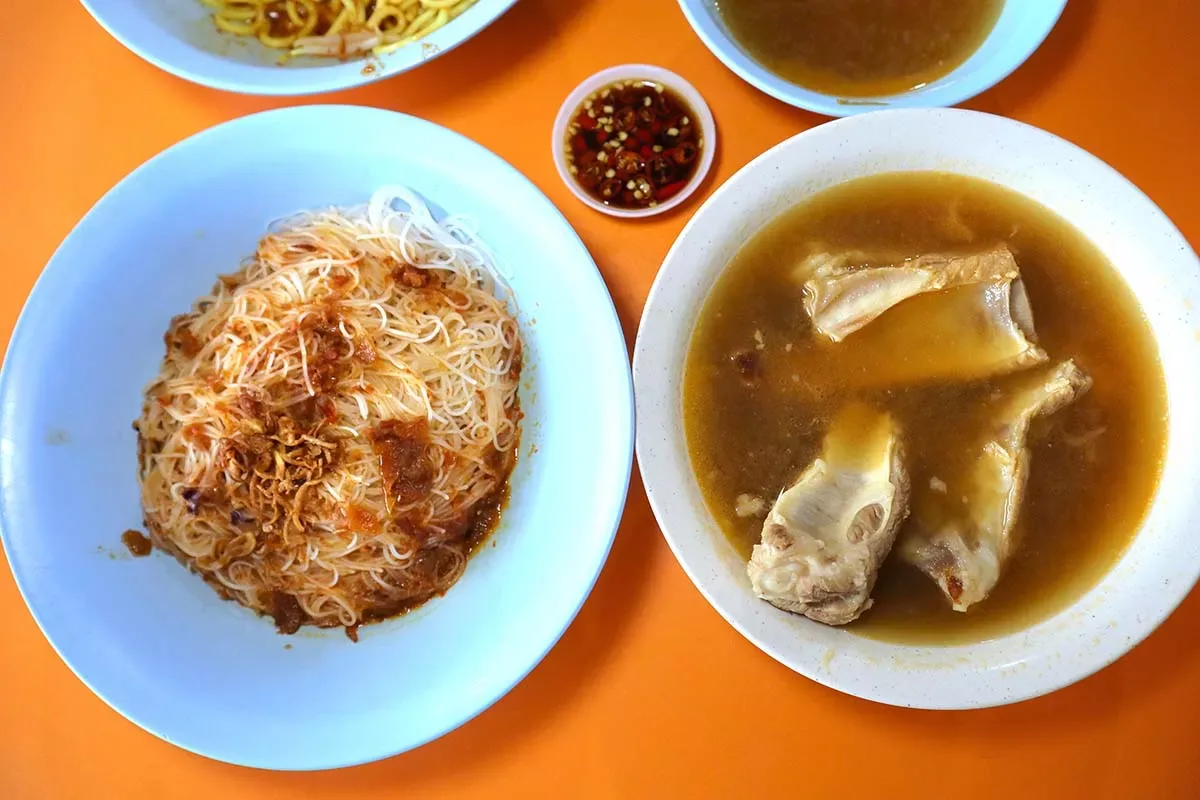 Khám Phá Jasmine Pork Rib Prawn Noodle: Món Mì Tôm Tuyệt Hảo Tại Tekka Centre