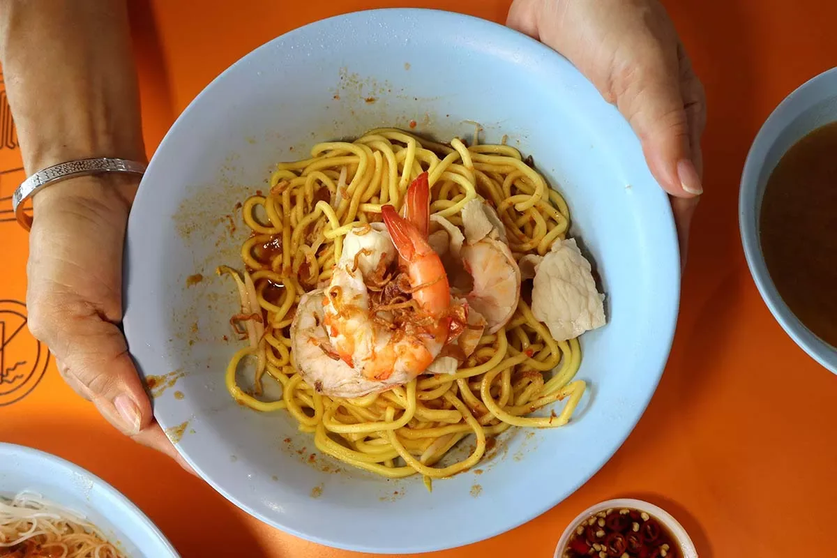 Khám Phá Jasmine Pork Rib Prawn Noodle: Món Mì Tôm Tuyệt Hảo Tại Tekka Centre