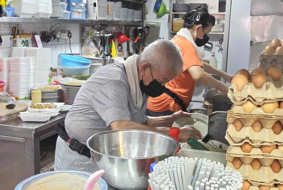 Khám Phá Món Nghêu Chiên Trứng Tại Hougang, Singapore: Hương Vị Độc Đáo