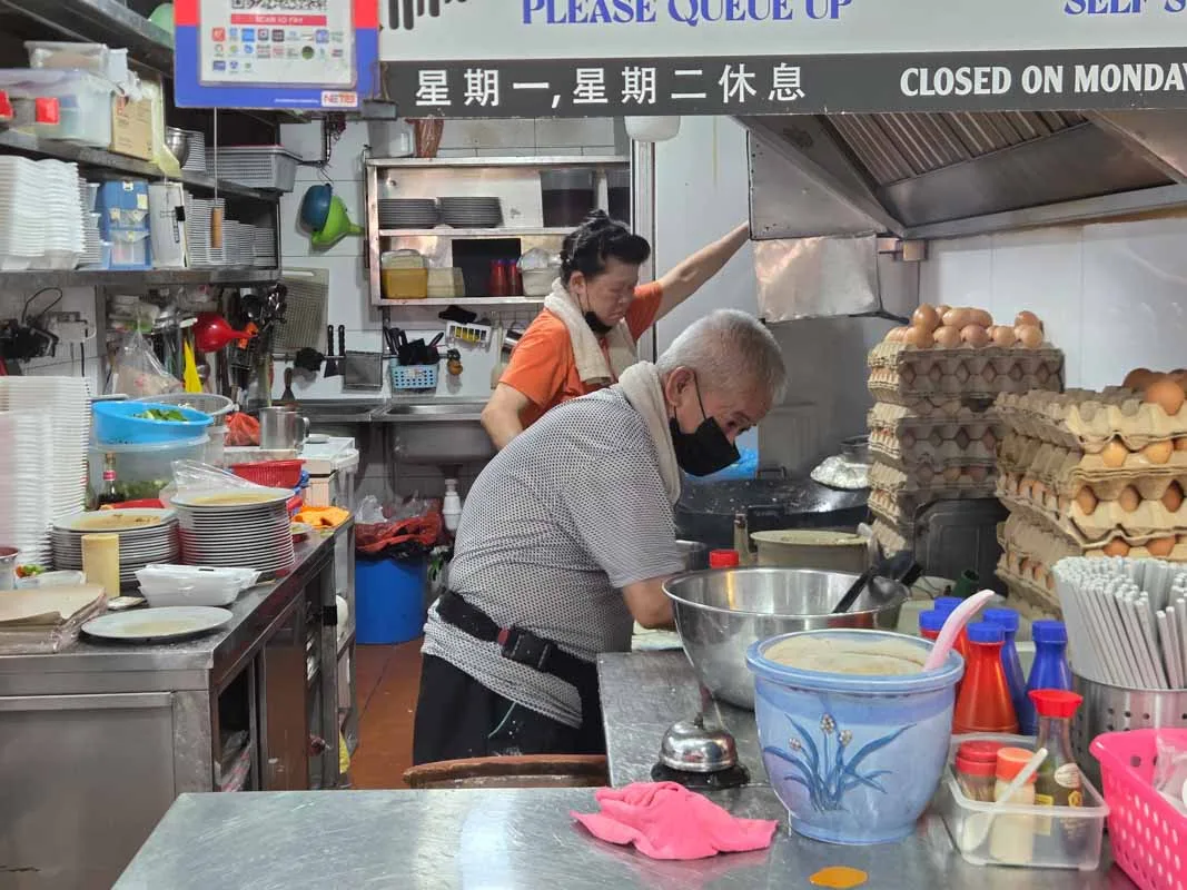 Khám Phá Món Nghêu Chiên Trứng Tại Hougang, Singapore: Hương Vị Độc Đáo