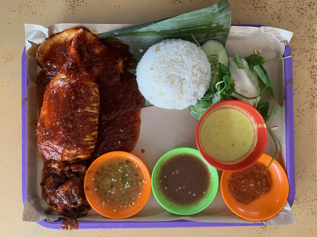 Khám Phá Nasi Dulang Daun Pisang: Quán Ăn Nổi Bật Với Món Sotong Nướng Khổng Lồ Tại Kajang