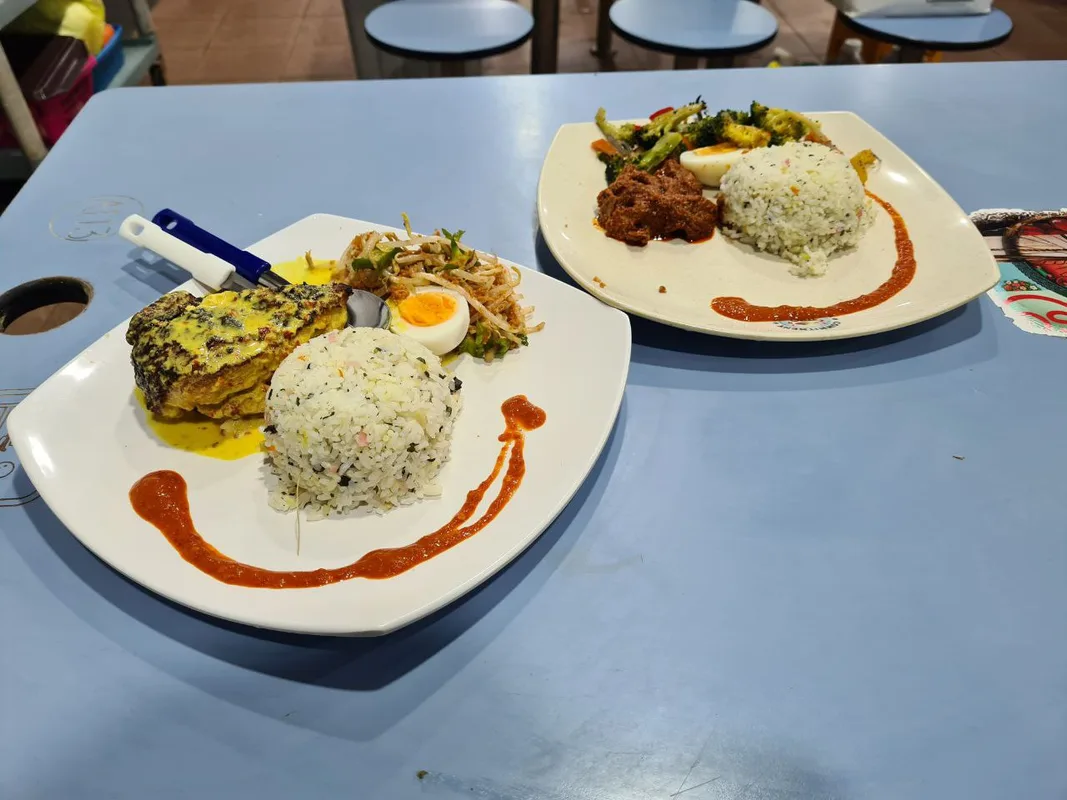 Khám Phá Nasi Ulam: Món Cơm Thảo Dược Độc Đáo Tại Amoy Street Food Centre
