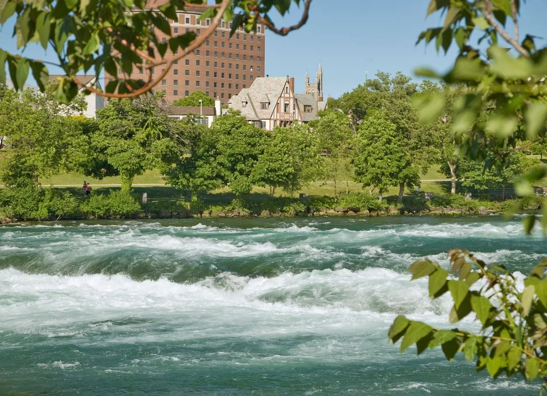Khám Phá Niagara Falls: Từ Mỹ Sang Canada Trong Một Ngày