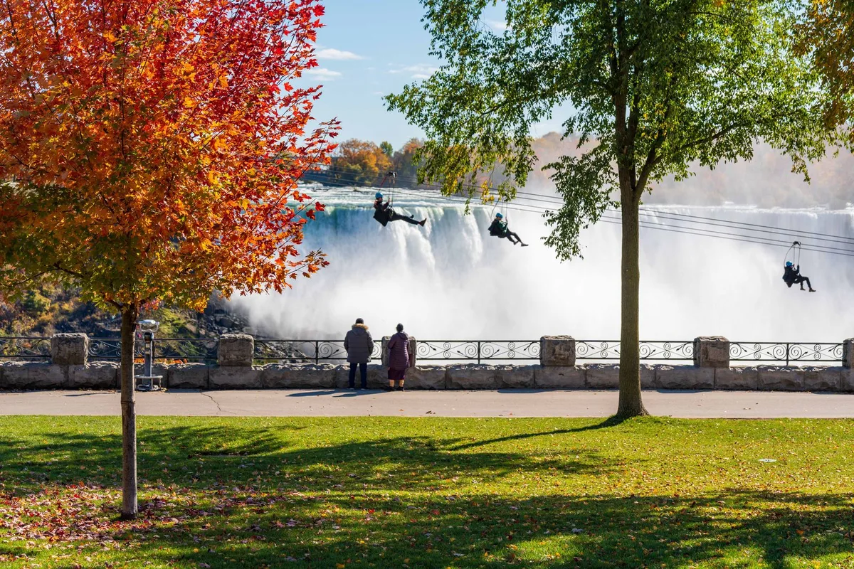 Khám Phá Niagara Falls: Từ Mỹ Sang Canada Trong Một Ngày