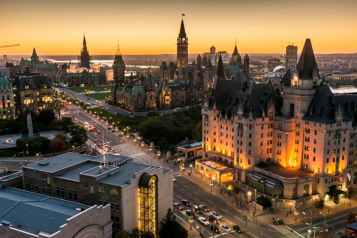 Khám Phá Văn Hóa và Kênh Rạch Tại Thành Phố Đầu Tiên Của Canada