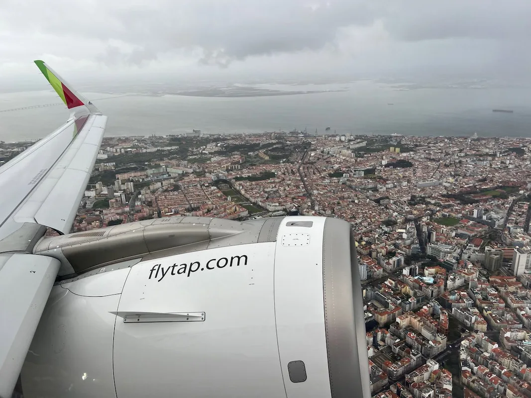 Khó Khăn Tại Sân Bay Lisbon: Bị Buộc Phải Mua Vé Mới Do Xếp Hàng An Ninh Quá Dài