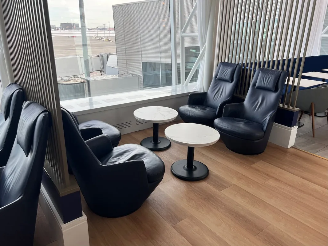 Không Gian Thoáng Đãng Tại Lounge Air France Ở Sân Bay Montreal