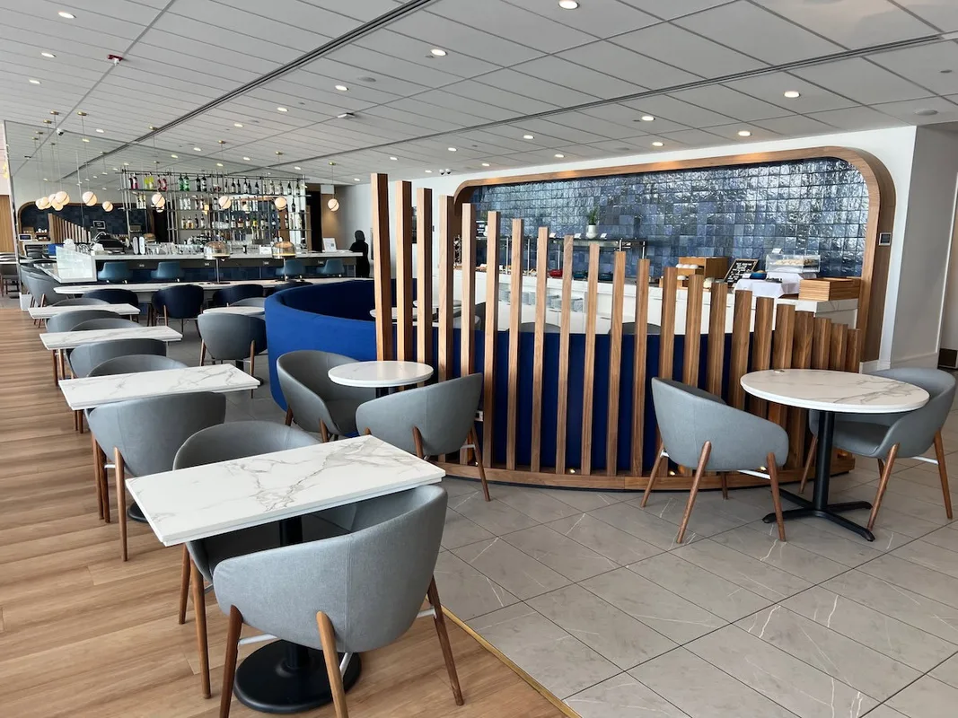 Không Gian Thoáng Đãng Tại Lounge Air France Ở Sân Bay Montreal