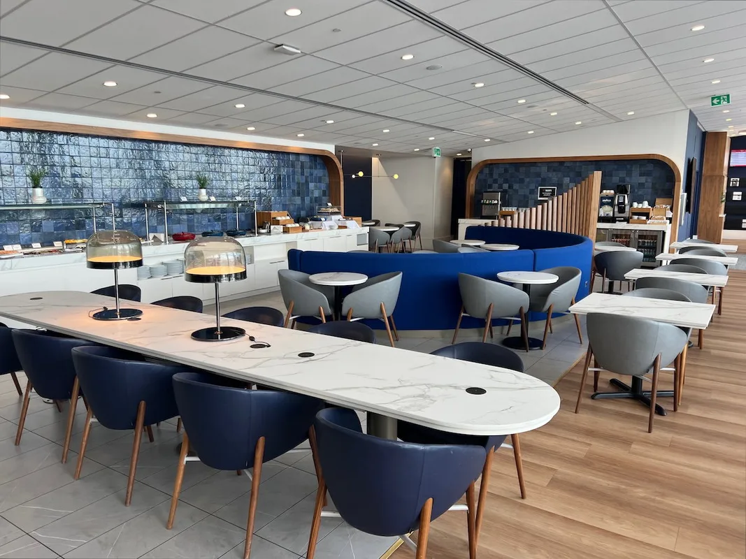 Không Gian Thoáng Đãng Tại Lounge Air France Ở Sân Bay Montreal