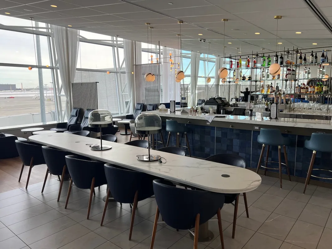 Không Gian Thoáng Đãng Tại Lounge Air France Ở Sân Bay Montreal