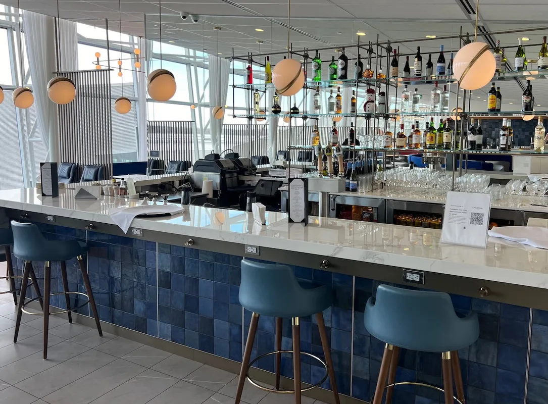 Không Gian Thoáng Đãng Tại Lounge Air France Ở Sân Bay Montreal