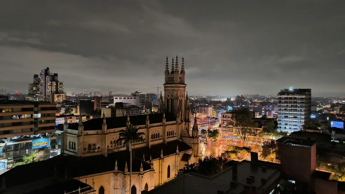 Lạc Bước Ở Bogotá: Từ Phố Phường Đến Chợ Đêm