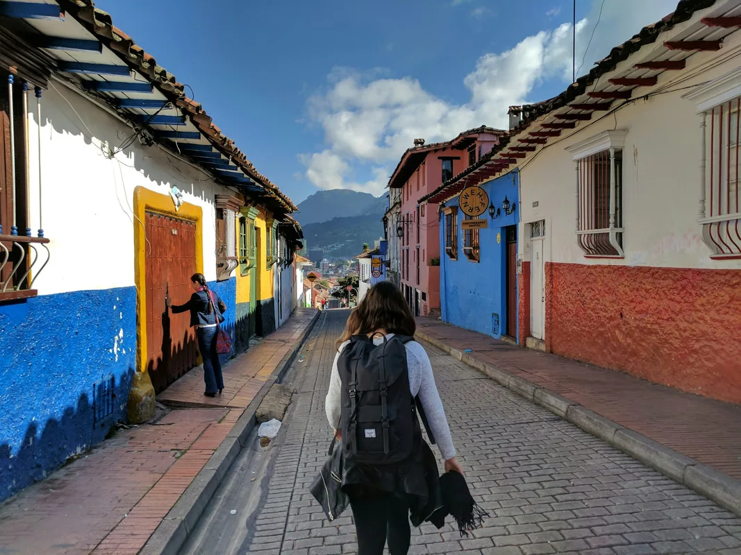 Lạc Bước Ở Bogotá: Từ Phố Phường Đến Chợ Đêm