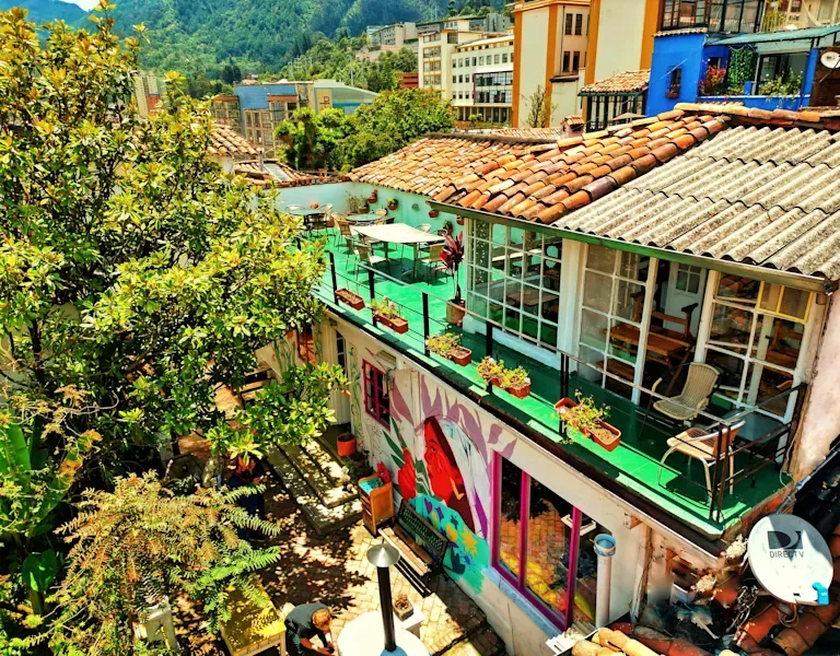 Lạc Bước Ở Bogotá: Từ Phố Phường Đến Chợ Đêm