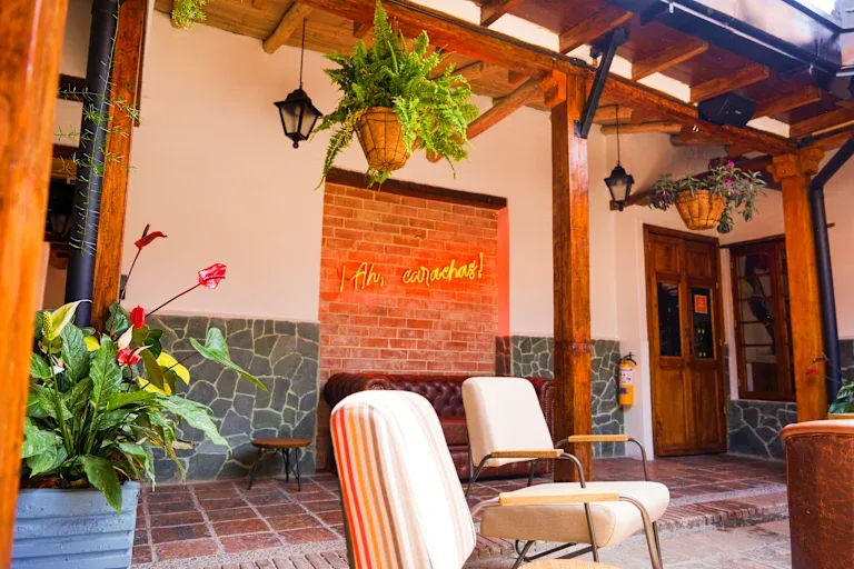 Lạc Bước Ở Bogotá: Từ Phố Phường Đến Chợ Đêm