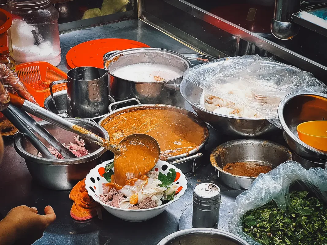 Lang Thang Quận 5: Ẩm Thực Ngõ Nhỏ Chợ Lớn Khiến Lòng Người Say